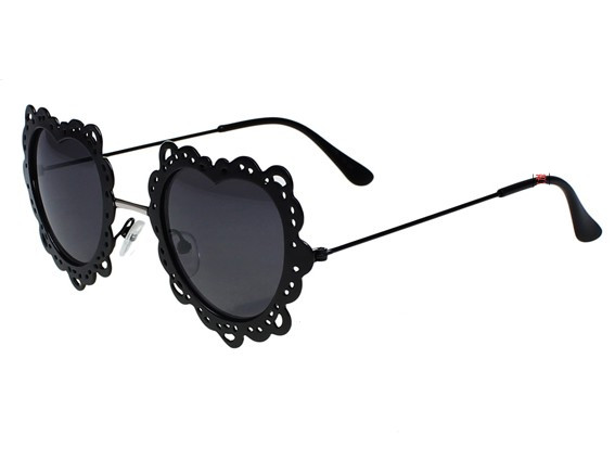 Women's Metal Frame Hollow Out Heart Shape Resin Lens Sunglasses With Metal Bridge Detail